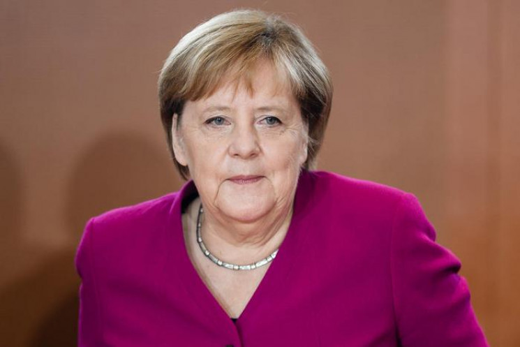 На саммите ЕС Меркель аплодисментами про…