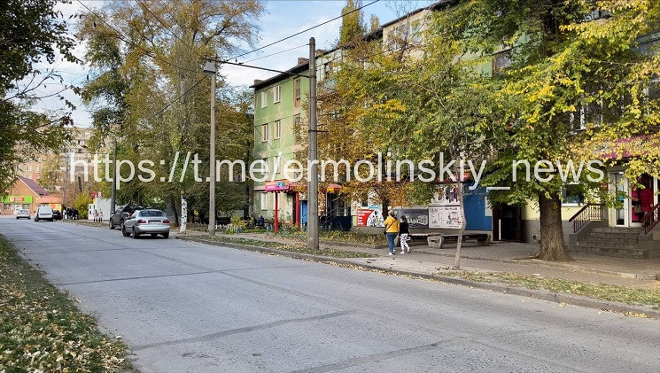 Высматривала друзей во дворе и не удержа…