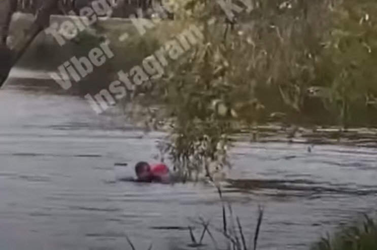У Києві чоловік стрибнув в озеро, щоб вр…