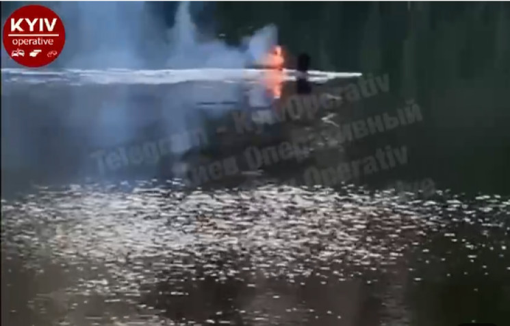 У Києві в озері плавав чоловік з факелом…