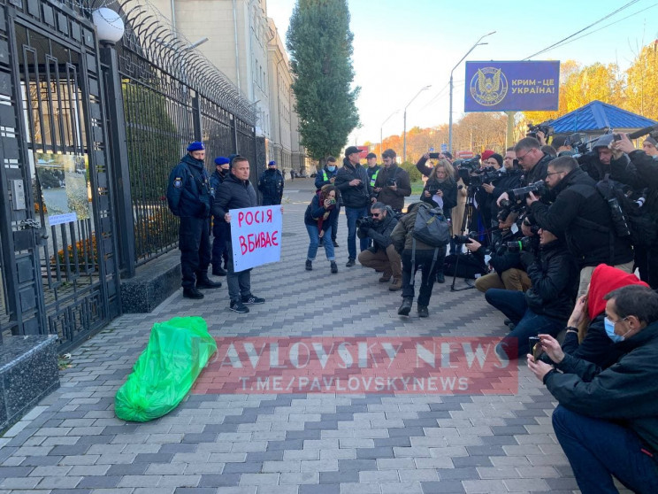 Росія вбиває:  Під посольство РФ у Києві…