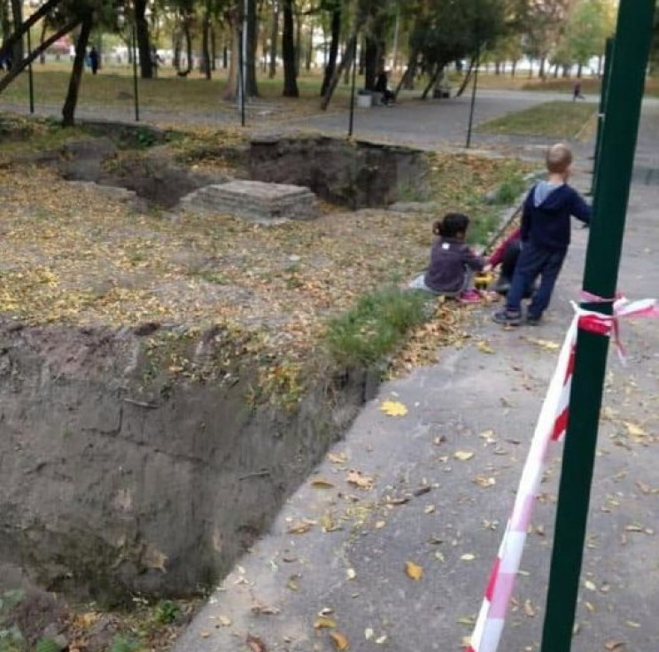 В Днепре дети играют в разрытой могиле п…