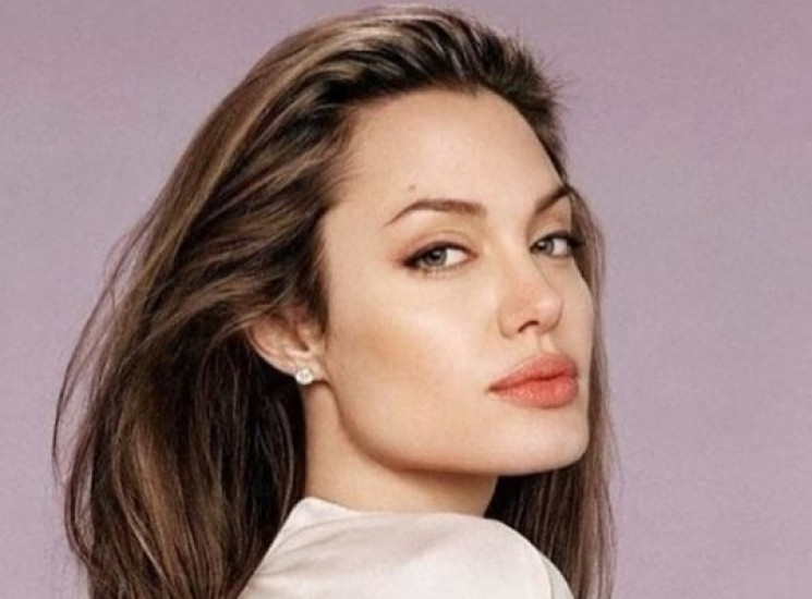 Анджелина Джоли в винтажном пальто сводила детей на шоппинг