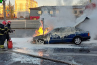 На Харківщині під час руху спалахнув лег…
