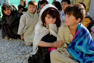 В Афганистане люди из-за голода начали п…