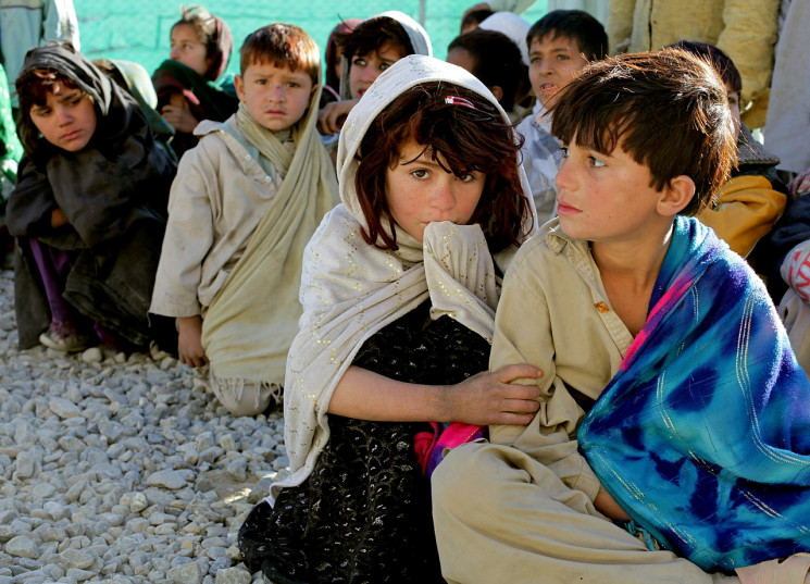 В Афганістані люди через голод почали пр…