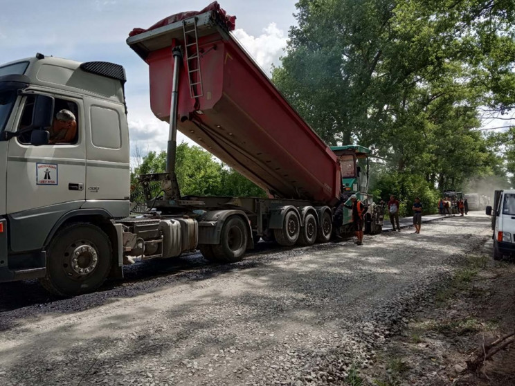 Продовжують ремонтувати дороги в Чемеров…