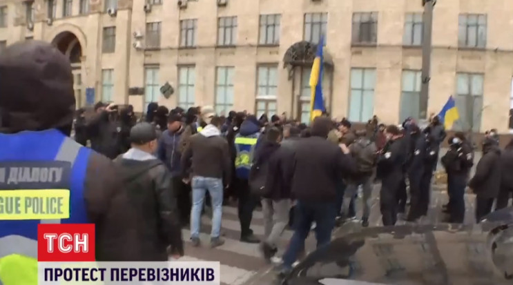 У центрі Києва маршрутники протестують п…