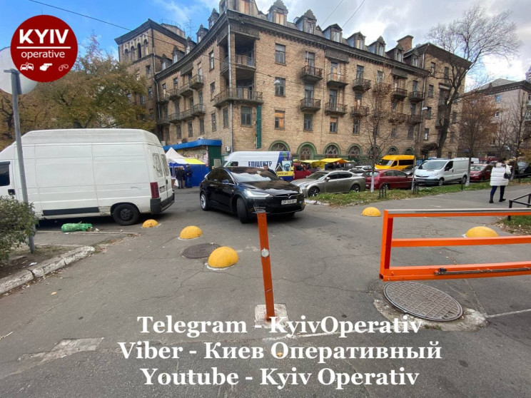 У Києві дипломат на Теслі заблокував виї…