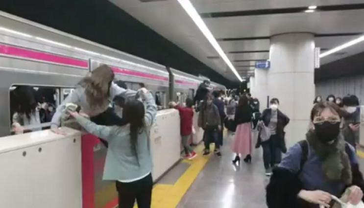 В Японии мужчина напал на пассажиров пое…