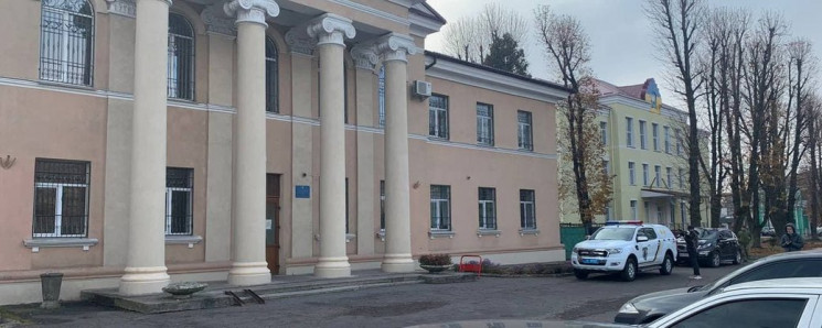 Біля будівлі суду у Хмельницькому виявил…