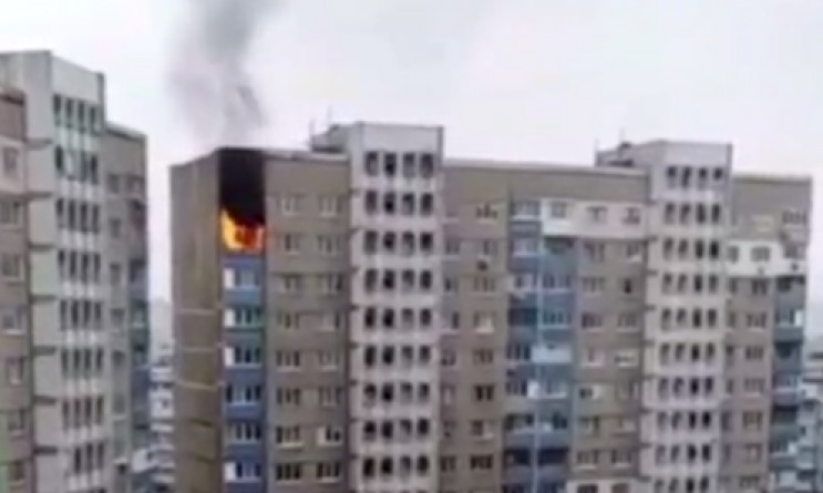 У Києві на Троєщині палає багатоповерхів…