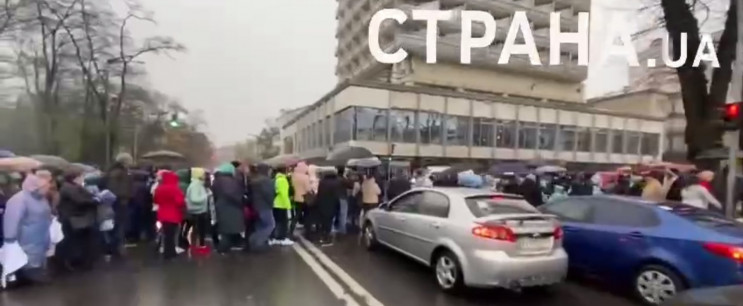 У Києві антивакцинатори заблокували цент…
