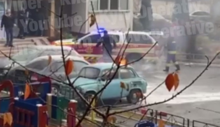У Києві в дворі раптом загорілась автівк…