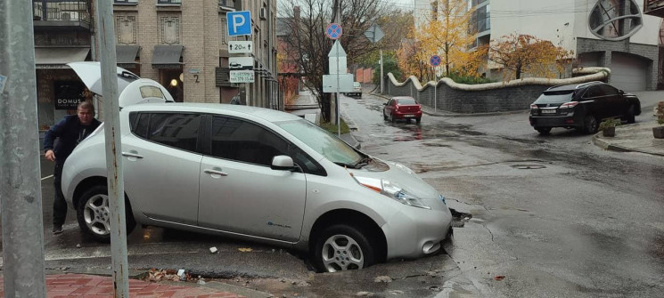 Падіння автомобіля в яму у центрі Дніпра…