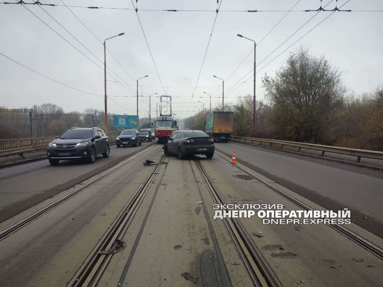В Днепре на мосту автомобиль "поскользну…