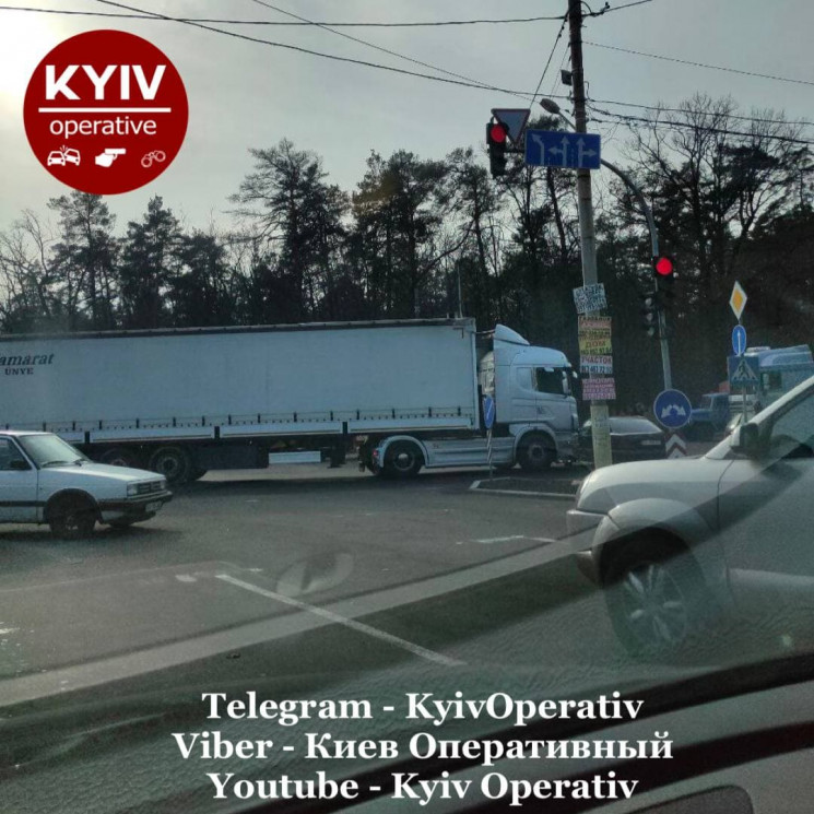 У Києві на Гостомельському шосе вантажів…