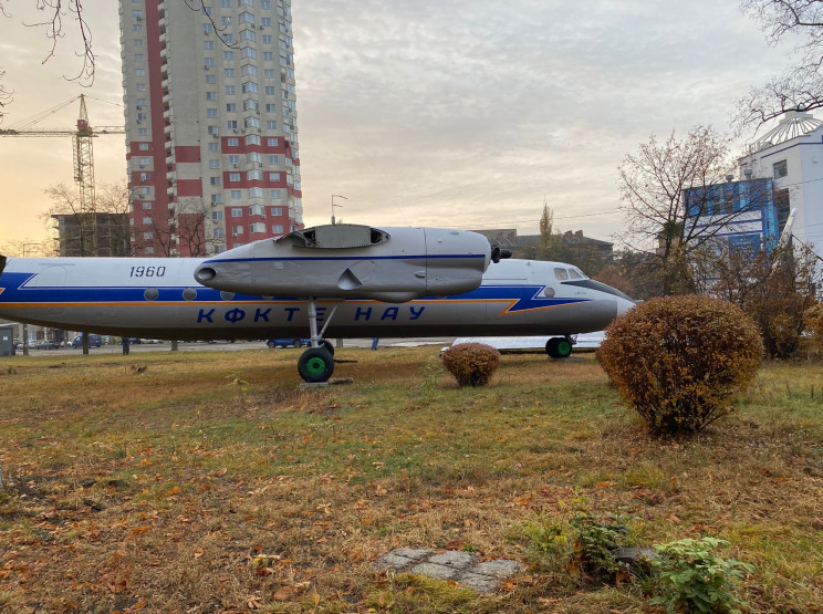 Везли через весь Київ: Ан-24 з Музею аві…