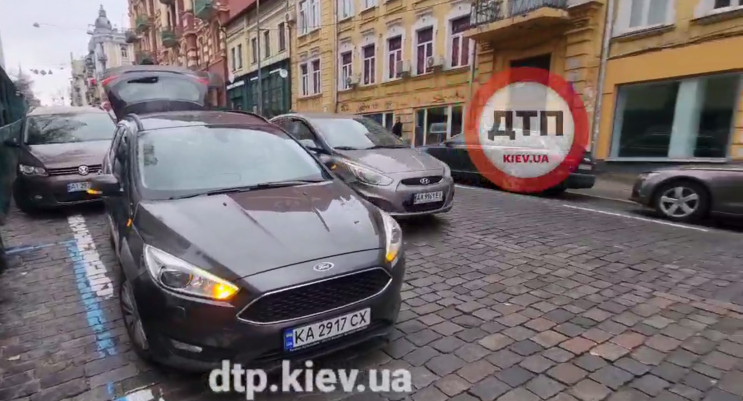 У Києві на Прорізній водії паркують авто…