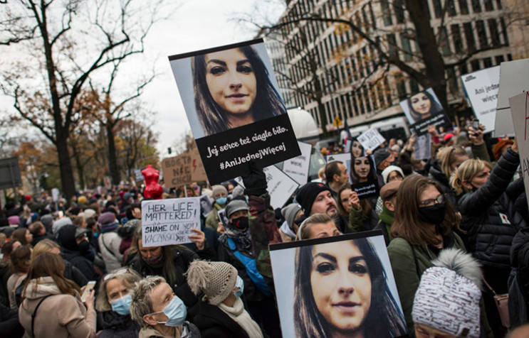 Протести через смерть вагітної: Як Польщ…