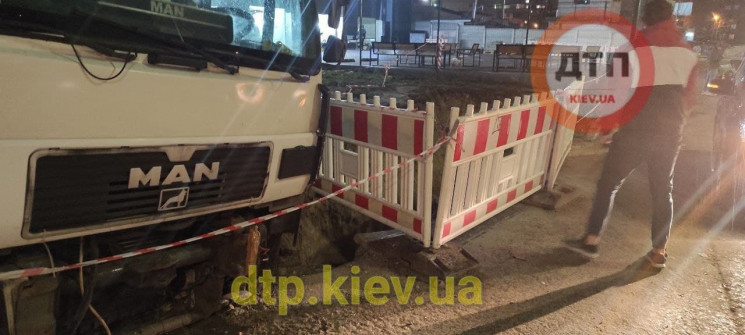 У Києві фура провалилась в яму на дорозі…