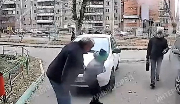 На России пенсионер избил школьника из-з…