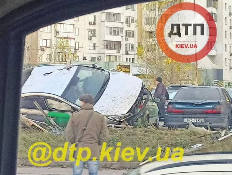 У Києві на Бажана таксист Bolt вилетів н…