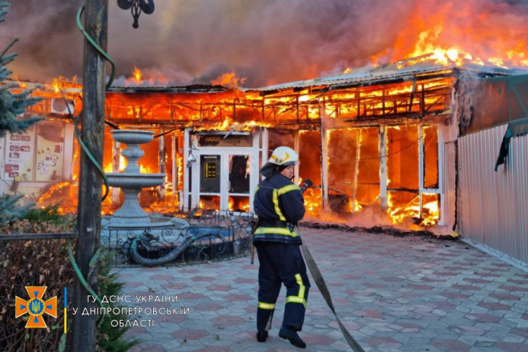Пожар на рынке в Каменском: Сгорели мага…