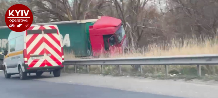 У Києві на Заболотного фура пробила відб…