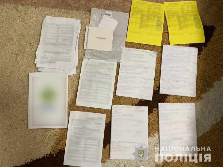 Схему видачі підробних COVID-сертифікаті…