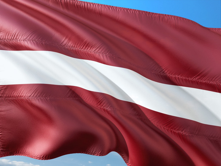 Латвия окончательно запретила публичное…