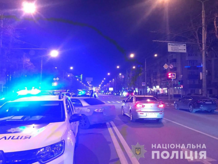 В Харькове женщина на Mazda сбила копа,…