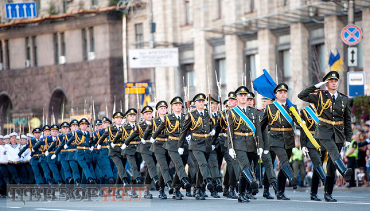 Нужен ли военный парад в День Независимо…