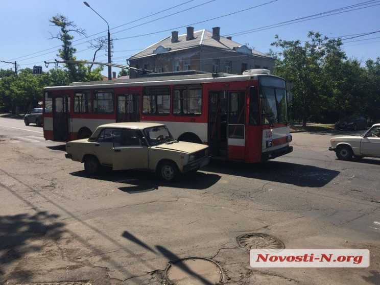 В центре Николаева столкнулись троллейбу…