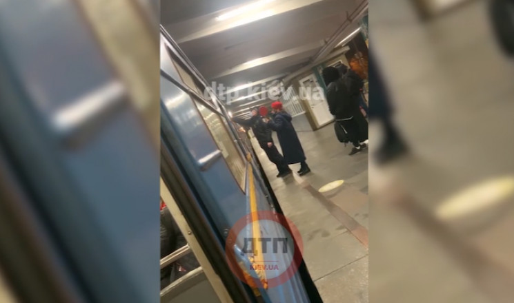 У Києві на метро "Гідропарк" п'яний підл…