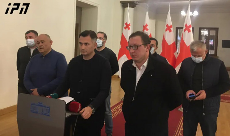 Девять грузинских нардепов объявили голо…