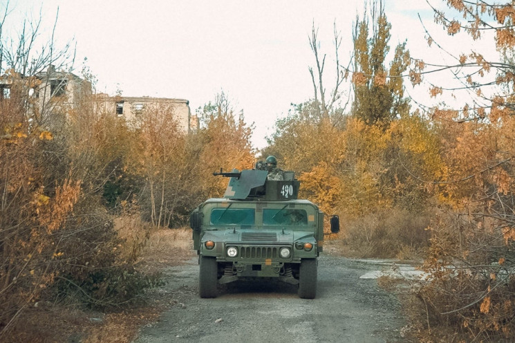 Бьют из тяжелого оружия: На Донбассе за…