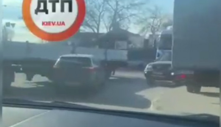 У Києві легковик на перехресті заїхав пі…