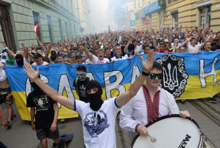 Как фанаты сборной Украины провели марш…