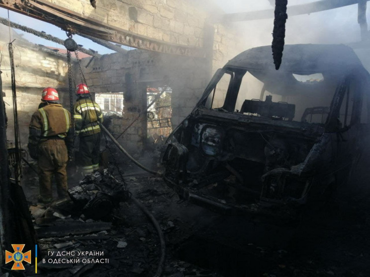 На Одещині згорів гараж з автомобілем і…