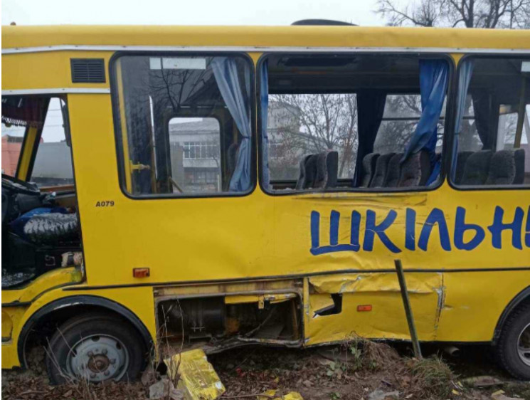 На Львівщині шкільний автобус зіткнувся…