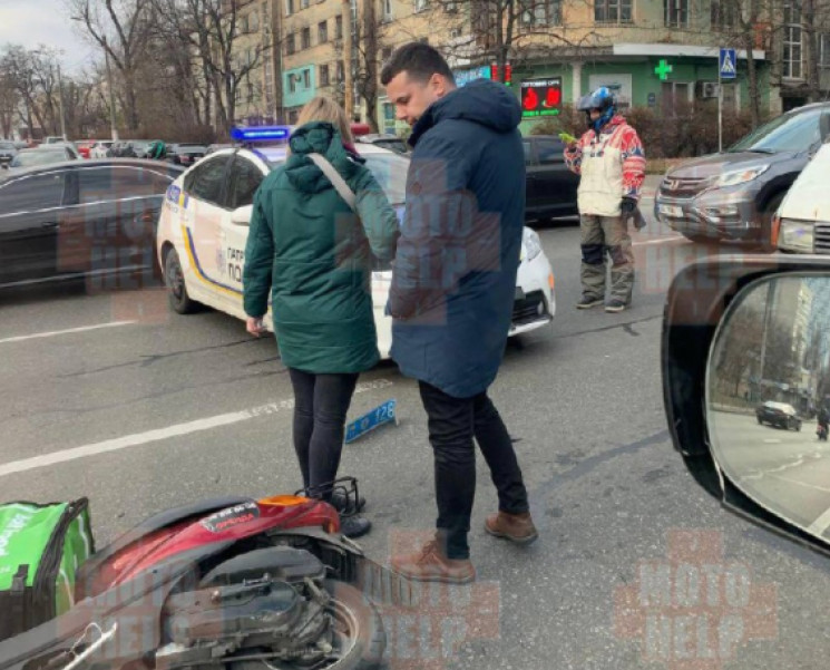 У Києві поліцейське авто збило мотициклі…