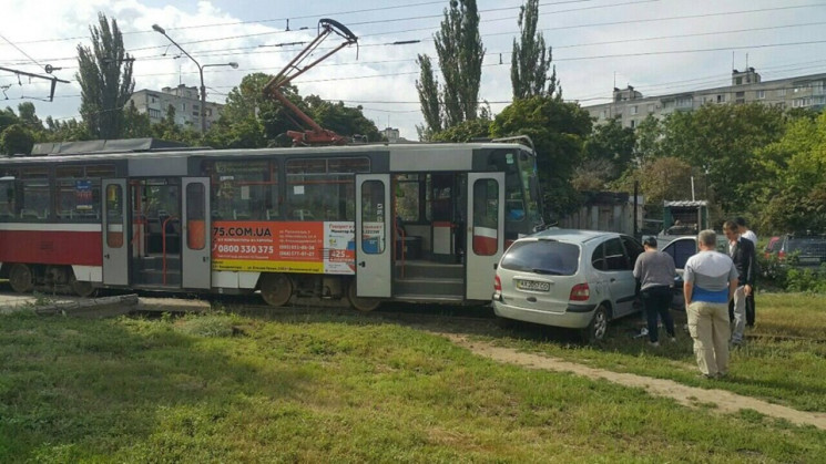 В Харькове трамвай врезался в легковушку…