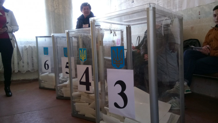 Більше 1700 кримчан змінили місце голосу…