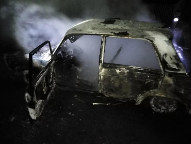 Посеред ночі у Тернополі згоріло авто…