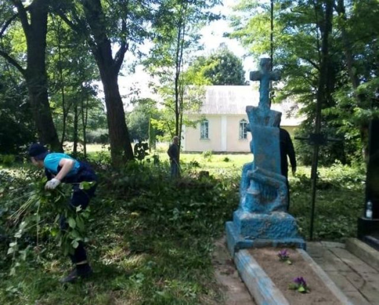 Волонтери з Польщі впорядковують могили…