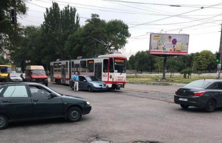 В центре Запорожья столкнулись легковушк…