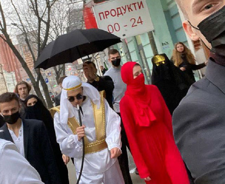 Красная дорожка и кальян посреди улицы:…