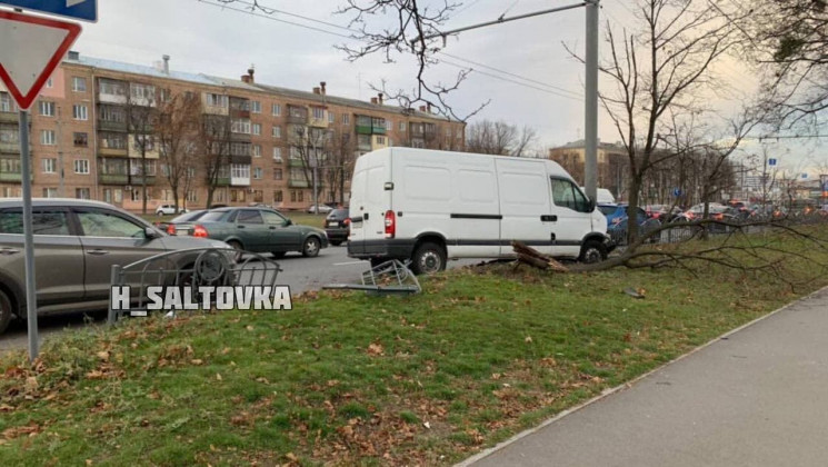 В Харькове водитель микроавтобуса снес з…