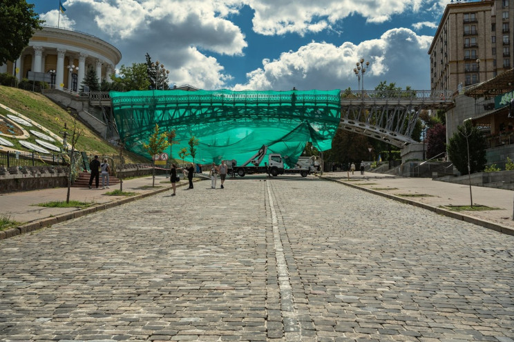 У Києві триває ремонт пішохідного мосту…
